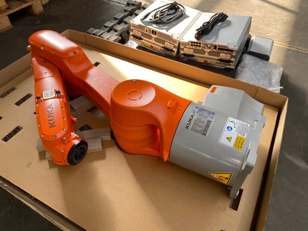 Neuer KUKA Roboter bei moduco gerade ausgepackt noch i Karton