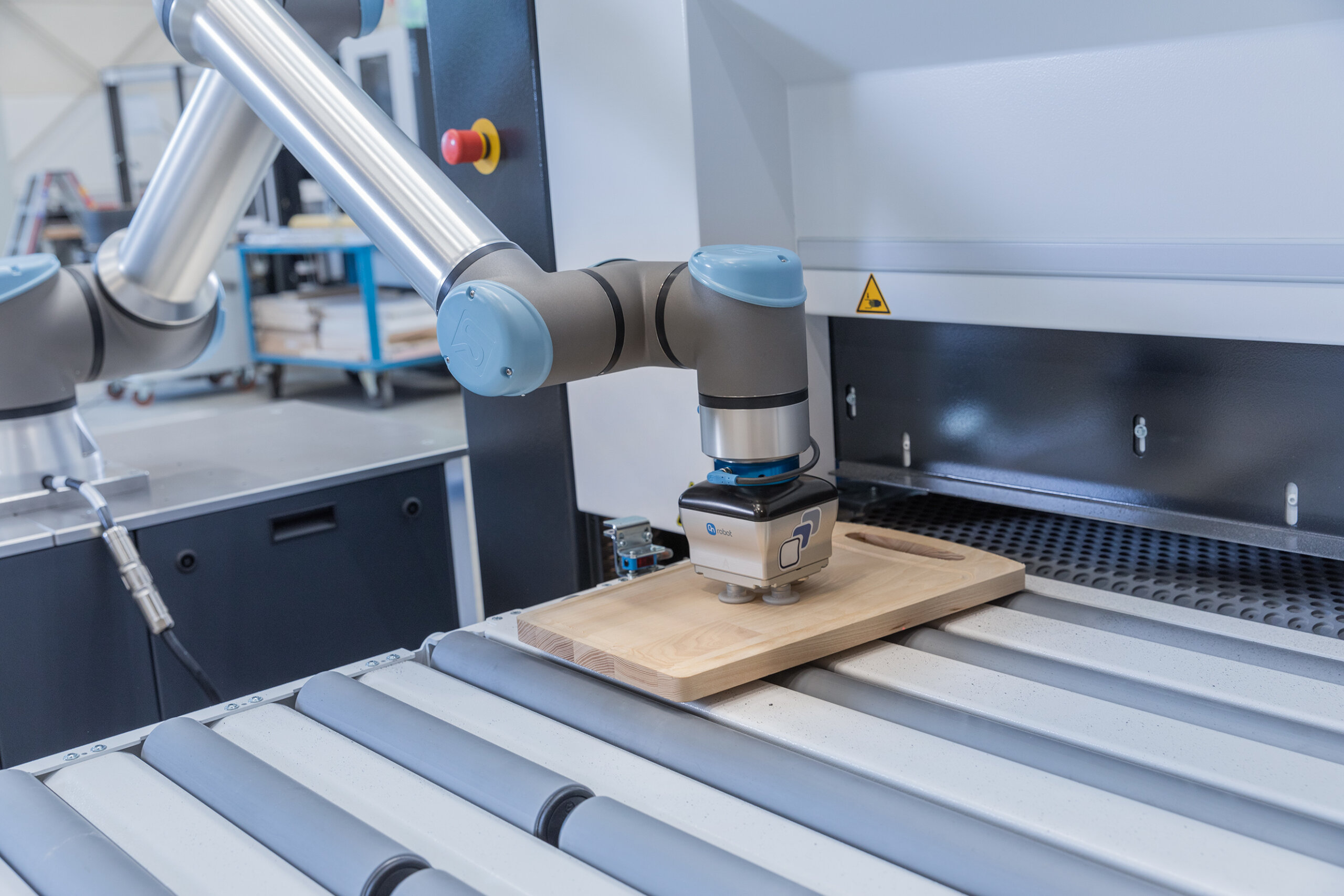 Roboter automatisiert die Werkstückzuführung an einer Heesemann Schleifmaschine