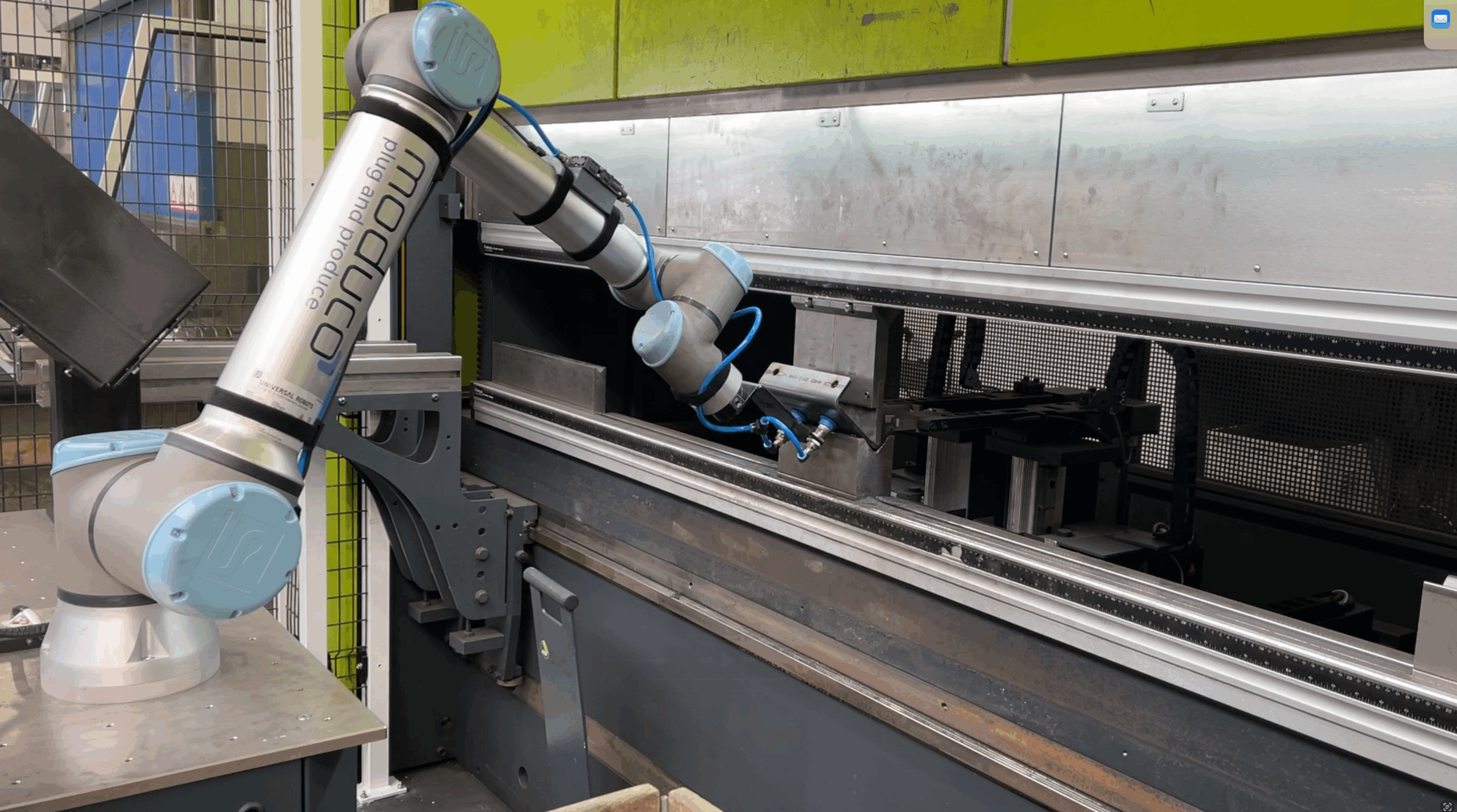 Cobot von moduco bestückt eine Abkantpresse in der Blechbearbeitung